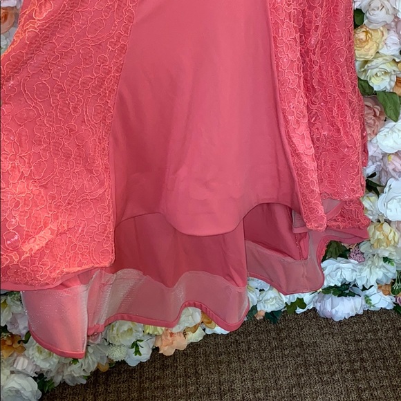 Free Shipping Size 6. Lace Embellished Gown - Picture 5 of 6